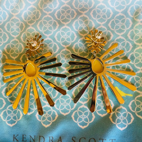 Kendra Scott Starla Earrings - Picture 5 of 5